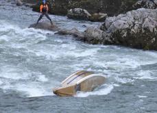 保津川下り、岩場衝突の船首左側に複数の傷や亀裂　事故1年で運輸安全委が調査経過報告