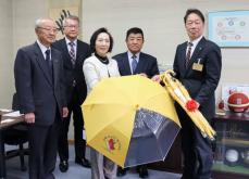 滋賀の新小学1年生向けに黄色い傘1万2500本寄贈　「子どもの事故減らしたい」