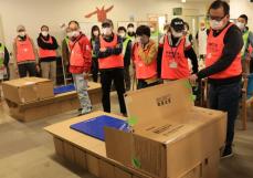 段ボールベッド組み立て・トイレ手順…福祉避難所の設置訓練　京都・精華町