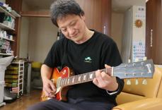 ギターとハサミの「二刀流」　福祉施設で演奏する理容師が京都・城陽を元気に
