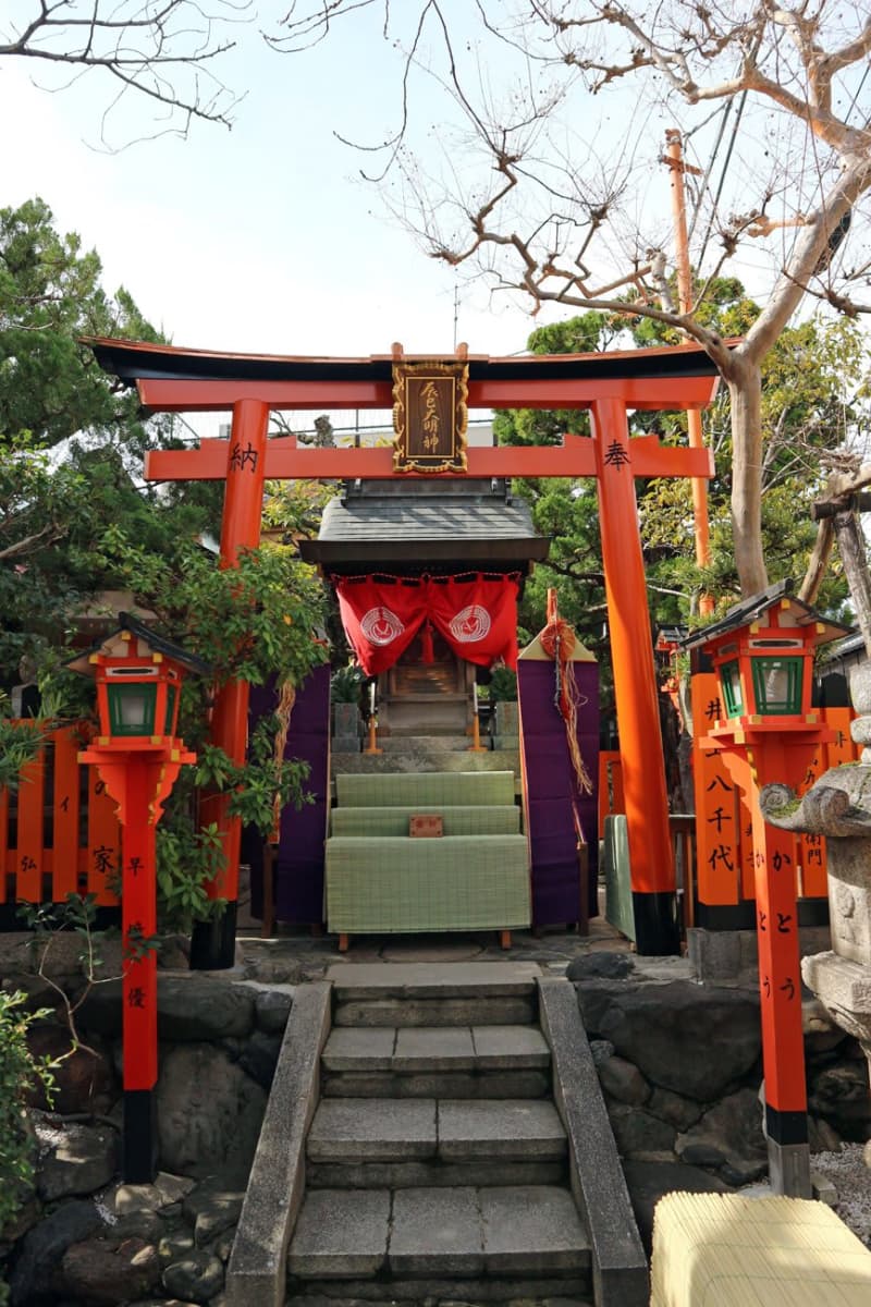 京都の観光名所「祇園のお稲荷さん」鳥居を半世紀ぶり新調　ドラマや小説にもたびたび登場
