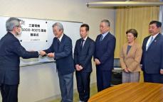 三菱電機、最新大型液晶テレビ5台を京都の福祉団体に寄贈　カラオケ・体操指導に活用