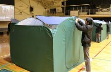 高校生が夜の学校で避難所設営訓練　仕切り組み立て・備蓄品運搬、生徒たちは何を思った