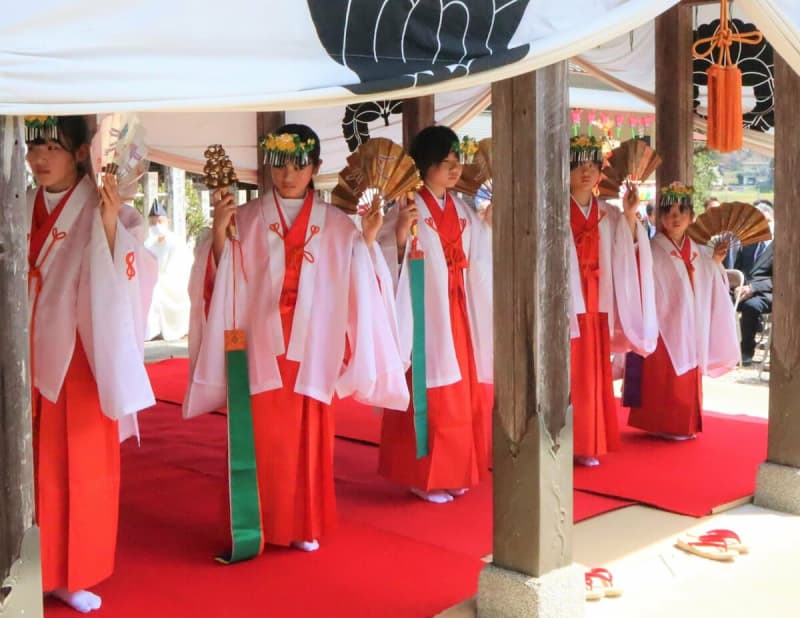 巫女装束まとい、地元の子どもらが優雅に神楽を奉納　京都・京丹波の神社で80年超続く伝統