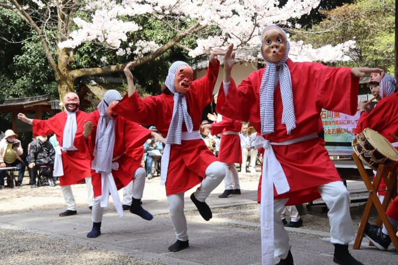 15人の「ひょっとこ」京都の神社で踊り奉納　満開の桜の下、願いは能登へ