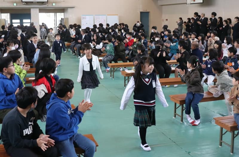 京都・亀岡に今春開校の小学校　最初の1年生がドキドキの入学式「給食や勉強頑張る」