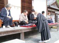 京都・亀岡の古刹で味わう春の一服　茶器で感じる季節の変化　重文・三如来像前で座禅も