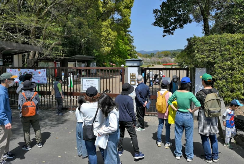 京都府立植物園にシカ出没、急きょ休園　警察官ら行方追う　来場者「好天なのに残念」