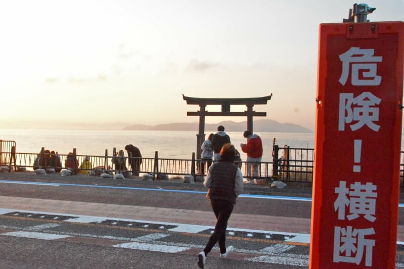 琵琶湖の撮影スポット、観光客のマナー違反に神社困惑「鳥居への危険横断やめて」打ち出された苦肉の策は