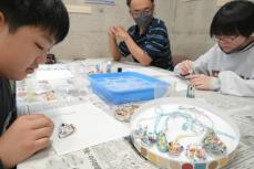 「海をイメージ」貝殻にマニキュアで色付け　京都・綾部で催し、親子でチャレンジ