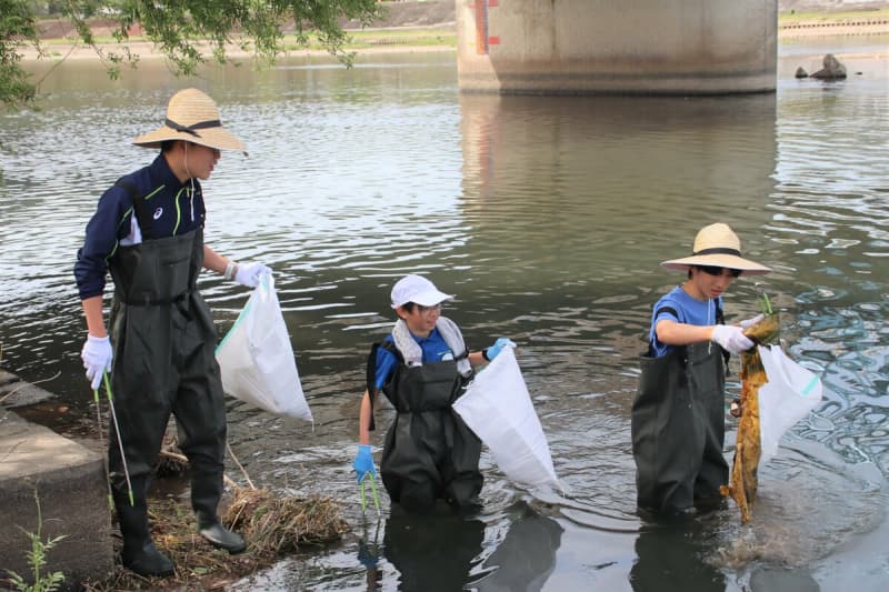 「美しい川いつまでも」大堰川で清掃活動　毎月1回、空き缶やポリ袋拾う　京都・南丹市