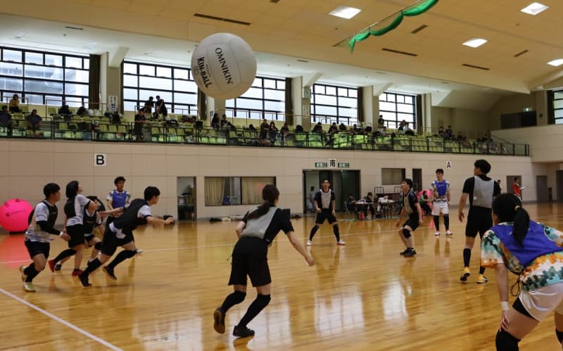 直径1メートル超の巨大ボールを追え　京都でニュースポーツ「キンボール」大会、香港チームも初参戦
