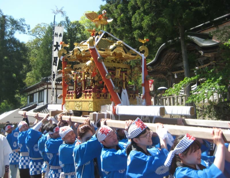 大学生や外国人らが一緒に「わっしょい」京都の神社、神輿渡御や福餅まきでにぎわう