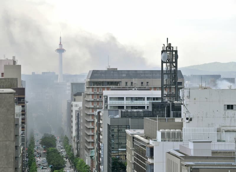 京都市下京区四条烏丸の繁華街で火事　何かが爆発、2人負傷