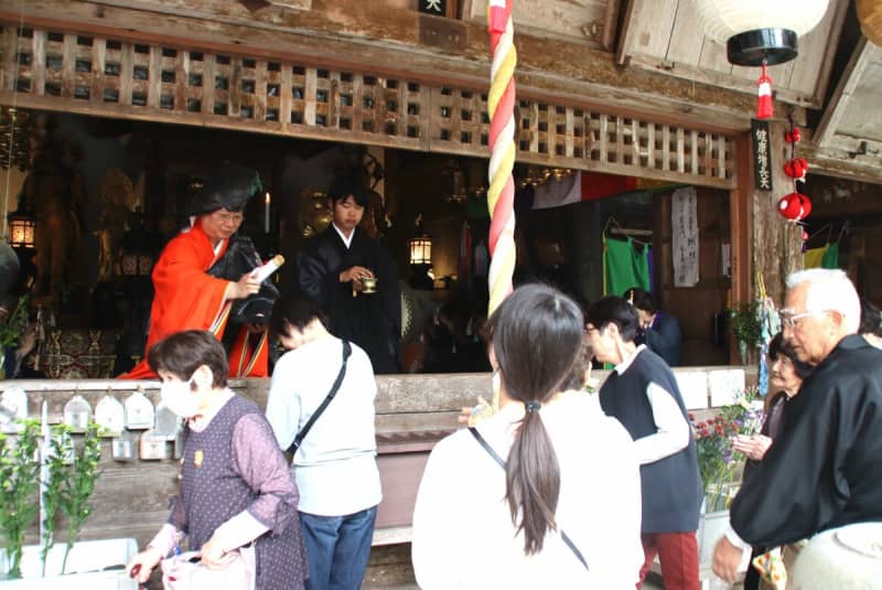 土をつけた霊木で頭たたく、500体以上の人形奉納…京都の寺院で春恒例の「大祭」