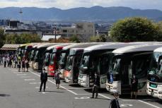 京都の観光バス路上駐車「悪質なら会社名公表も」　ルール違反運転手対策、市が見回り強化