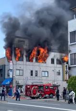 京都駅南側の3階建て建物で火災、60代女性が心肺停止