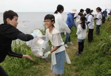 砂浜の漂着ごみ搬出、100人が「バケツリレー」　京都府京丹後市の水晶浜