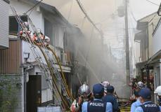 京都市上京区の住宅密集地で火災　民家住人の男性が病院に搬送