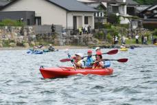 学校前の浜から出発　児童、2日かけ琵琶湖上33キロこぐ　湖国ならではの自然体験