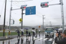京都府亀岡市の小中一貫校の近くの横断歩道に押しボタン式信号機　通学路指定で