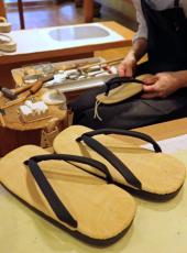 創業100年超える京都市とイギリスの老舗が「強力コラボ」　伝統の技凝らした草履が誕生