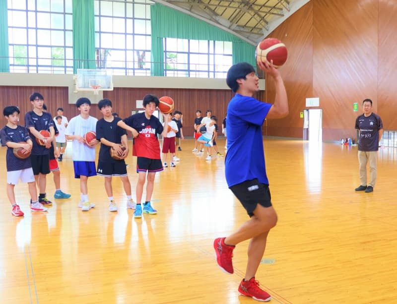 Bリーグの技伝授　来季ハンナリーズ加入の川嶋選手がバスケ教室