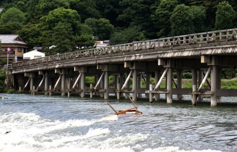 京都・嵐山の屋形船、流され大破した状態で発見「自然に流されることはありえない」