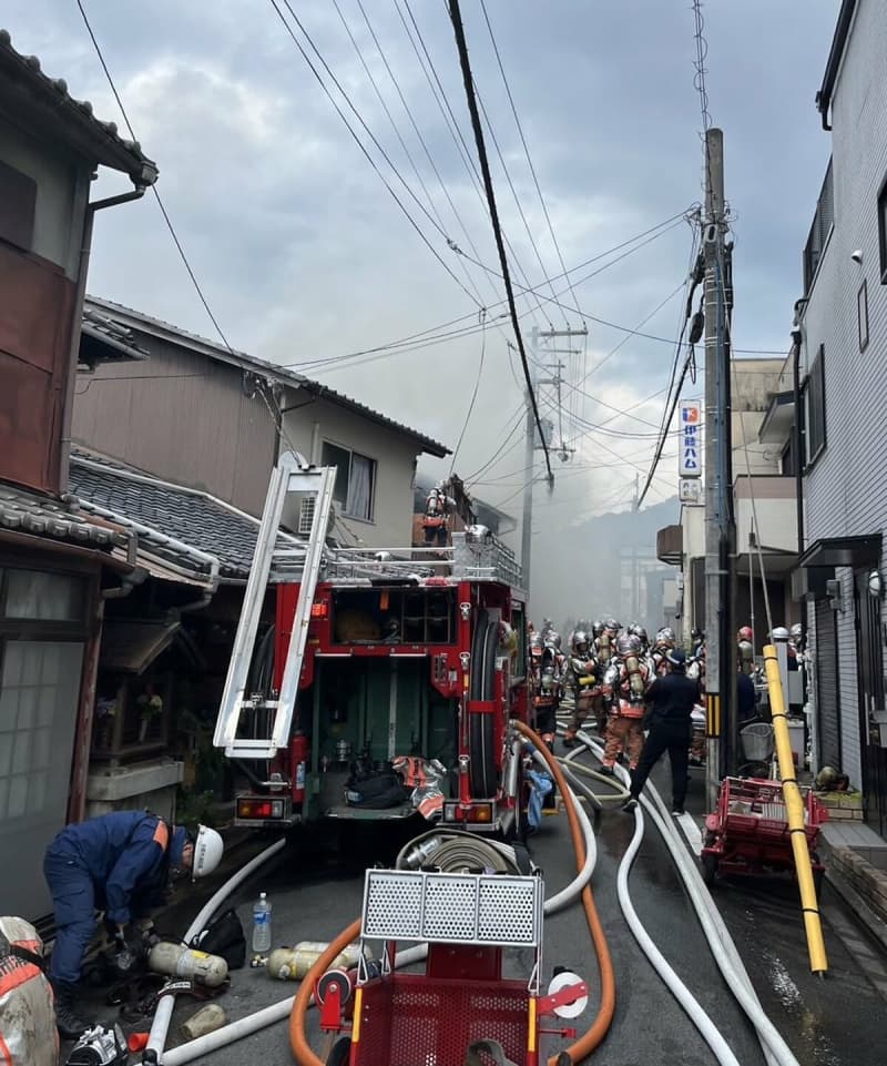 京都市の住宅街で民家火災、近隣4棟にも延焼　現場は平安神宮の北