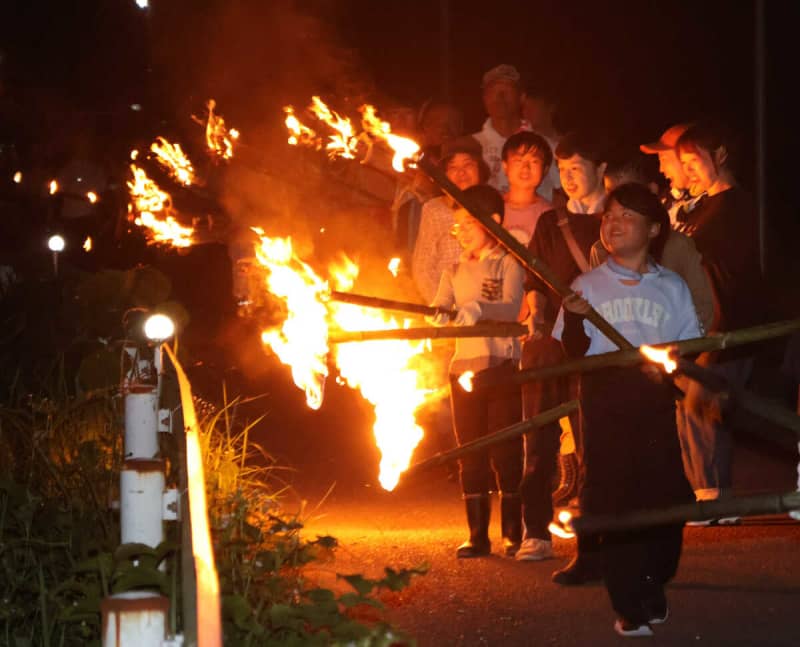 「おーきの島までおーくろや」　たいまつの火で稲の害虫払う伝統行事　京都・舞鶴