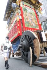 【速報】京都・祇園祭　前祭　山鉾巡行、鶏鉾の車輪の一部が外れる