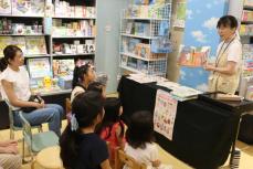 「お話を絵にする」世界が子どもたち魅了　京都府亀岡市で読み聞かせキャラバン