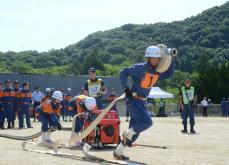 ホース転がし、筒先構える　火災に備えて消防団が汗、速さや確実さ競う