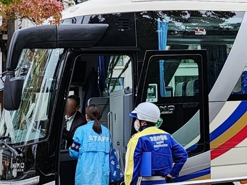 京都市の路駐観光バス「市民通報制度」が物議　渋滞対策も「監視社会」「分断助長」の声