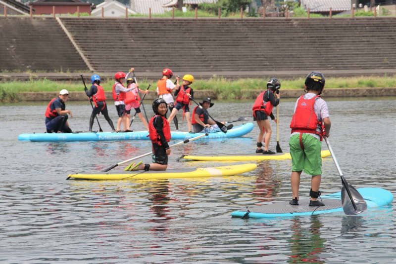 「落ちそう、でも気持ちいい」初めてのサップで地元の川にこぎ出す　京都・南丹で小学生体験会