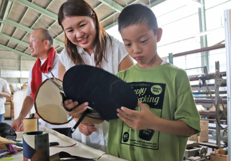 「うちわに使えてすごい」　京都・木津川の「織物ふすま紙」親子で学ぶ