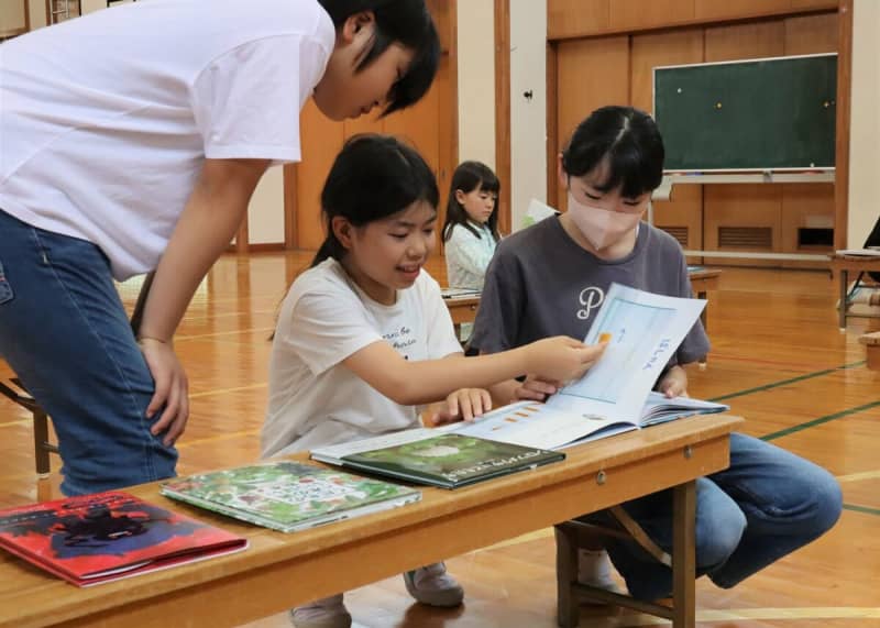 「図書室の本は児童が選ぶ」　近くに書店がない小学校、選書会でお気に入り探す　京都府京丹波町