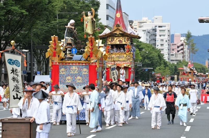 京都・祇園祭、後祭の山鉾巡行始まる　どんより空模様も多彩な11基