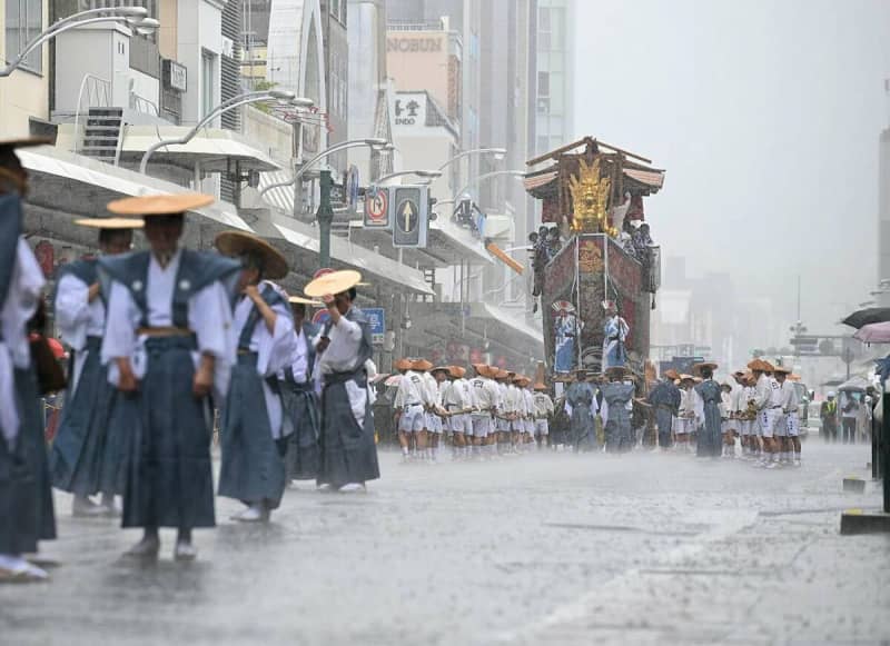 京都・祇園祭の後祭、山鉾巡行をゲリラ豪雨が直撃　ビニールで急きょ守る対応