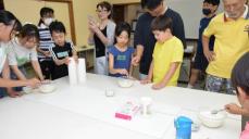 「びっくり」牛乳でプラスチック作り、京都で児童が挑戦
