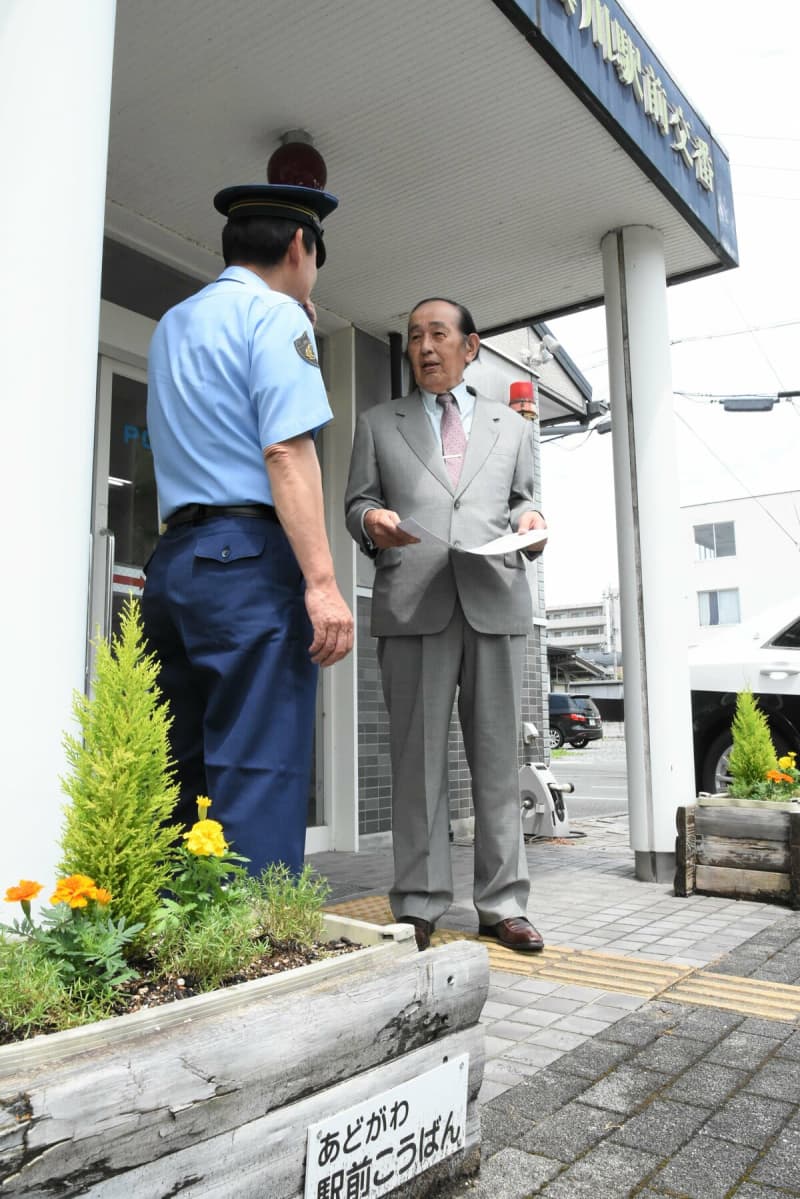 「士気上がる」交番に花の彩り　20年続ける81歳男性に警察が感謝状「健康なうちは」