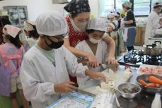 「自分で作るとおいしい」　夏休みの小学生が豚汁作りに挑戦　京都府南丹市で料理教室