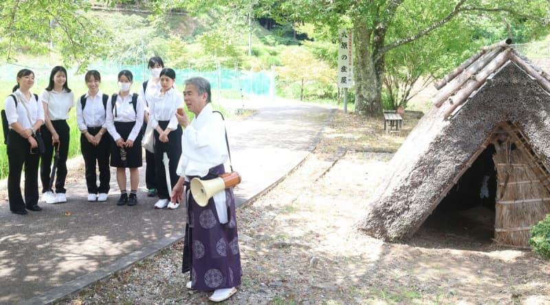 助産の実践学ぶには、まず歴史から　学生たちが安産祈願の神社を見学