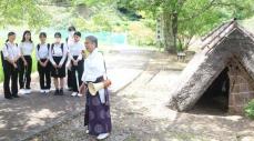 助産の実践学ぶには、まず歴史から　学生たちが安産祈願の神社を見学