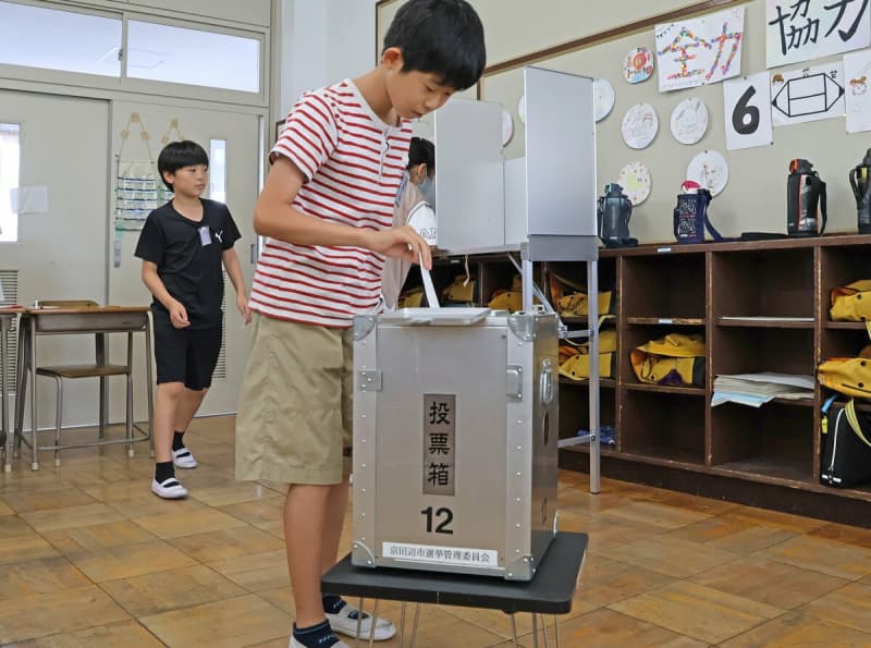 「選挙は意外に簡単にできるんだ」　京都の小学校で模擬選挙、記載台・投票箱は実物