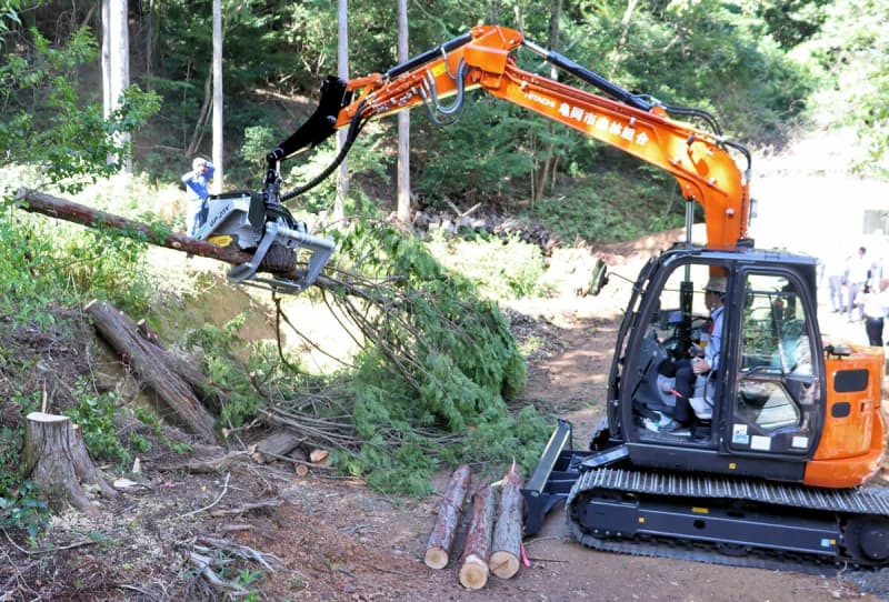 重労働から解放、若手確保になる？　京都・亀岡の森林組合が重機導入