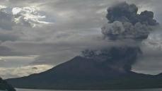 桜島の南岳山頂火口で爆発　噴煙高4500メートルに　4000メートル超は2月14日以来