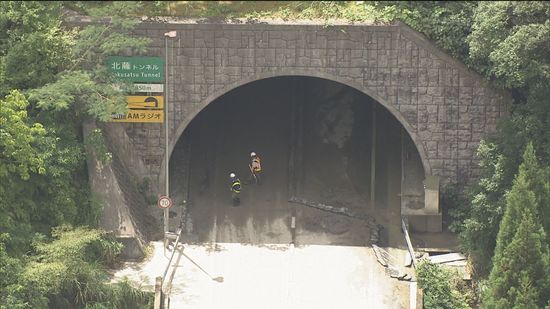 壁面に外圧かかり崩れた可能性も…北薩トンネルの路面隆起、土砂流入現場を専門家が調査