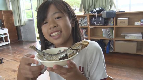 １０月４日は｢イワシの日｣　人文字､給食…イワシ尽くしの１日　阿久根市の小学校で出前授業　