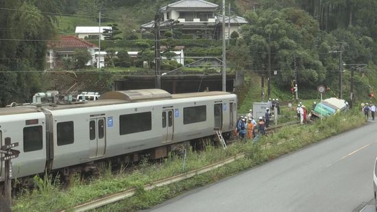 ｢踏切を渡る途中で遮断機が｣ 列車とゴミ収集車が衝突 運転士の男性軽傷 　JR日豊本線の踏切